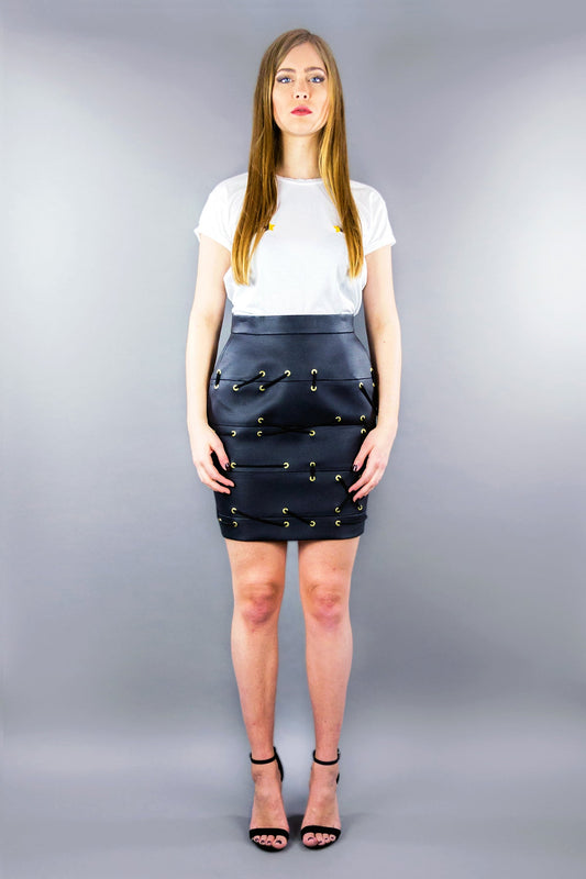 Bahnen - Rock aus veganem Lederimitat mit Schnürung - schwarz - Manuel Essl Design