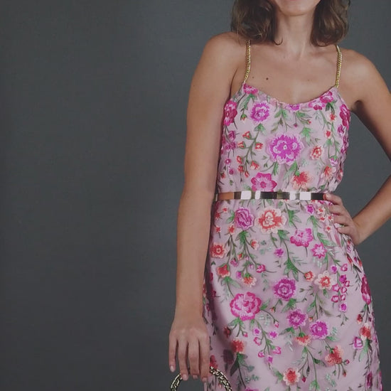 Model Maya in einem MANUEL ESSL DESIGN Outfit aus der Cosmic Bloom Kollektion