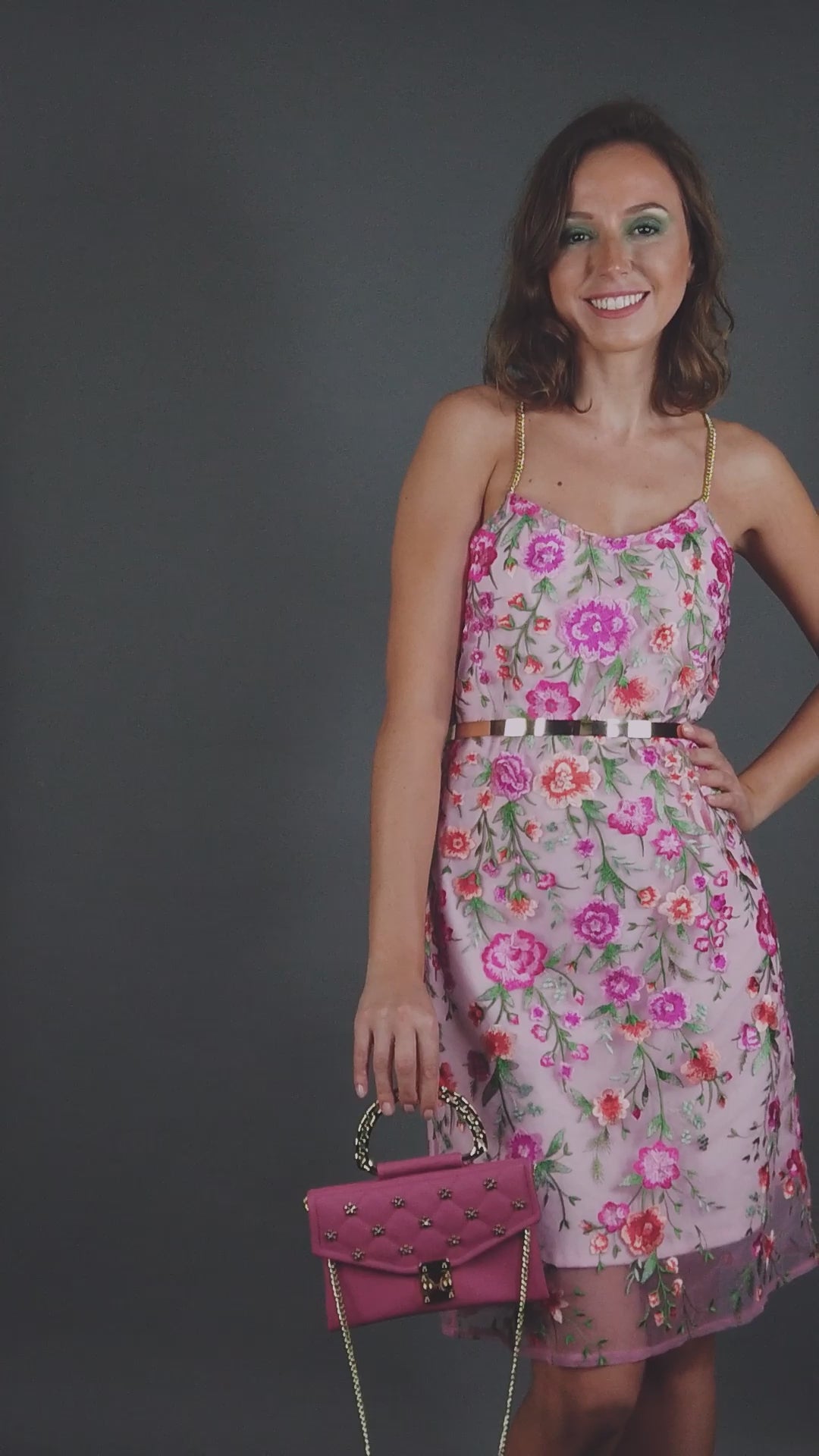 Model Maya in einem MANUEL ESSL DESIGN Outfit aus der Cosmic Bloom Kollektion