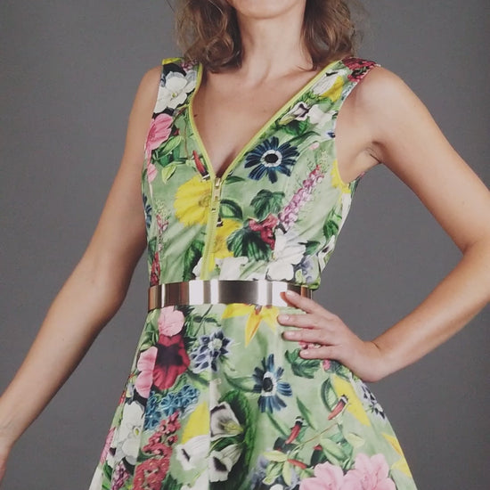 Model Maya in einem MANUEL ESSL DESIGN Outfit aus der Cosmic Bloom Kollektion