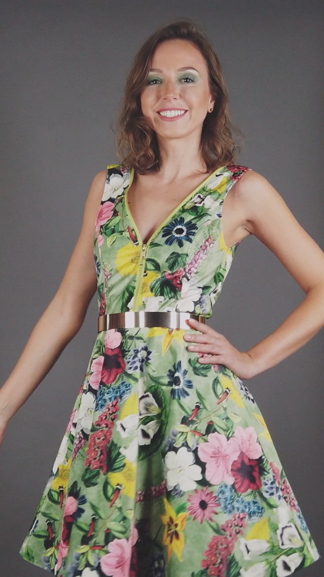 Model Maya in einem MANUEL ESSL DESIGN Outfit aus der Cosmic Bloom Kollektion